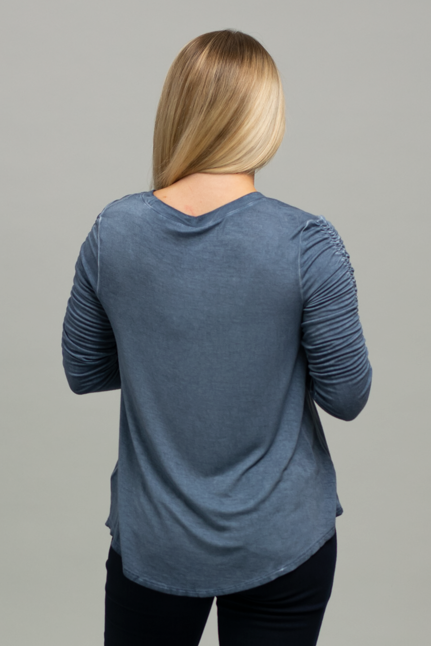 PUSH UP RUCHED L/S MINERAL WASH TOP